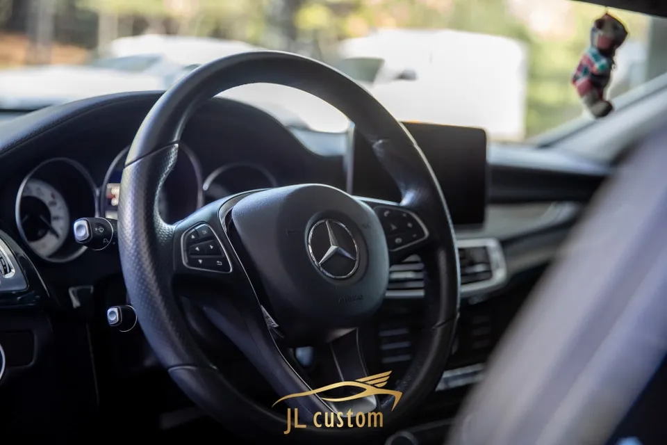 Mercedes-Benz CLS Ambient Lighting Review — Enhanced Interior Moo photo 2