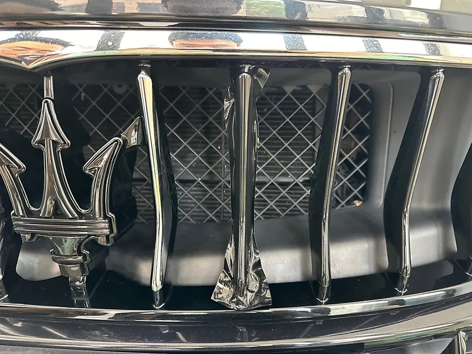 Maserati Ghibliのカーラッピング事例｜クロームメッキの黒化 施工写真 3-1