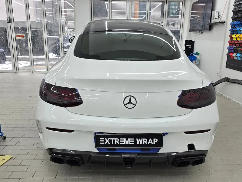 Mercedes-Benz C63 AMGのカーラッピング事例|ナardoグレー 施工写真 2-1