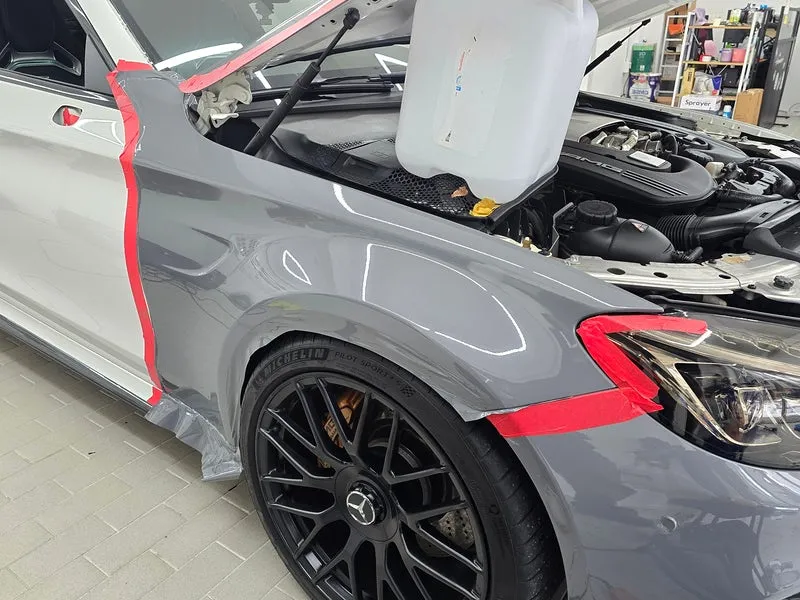 Mercedes-Benz C63 AMGのカーラッピング事例|ナardoグレー 施工写真 2-2