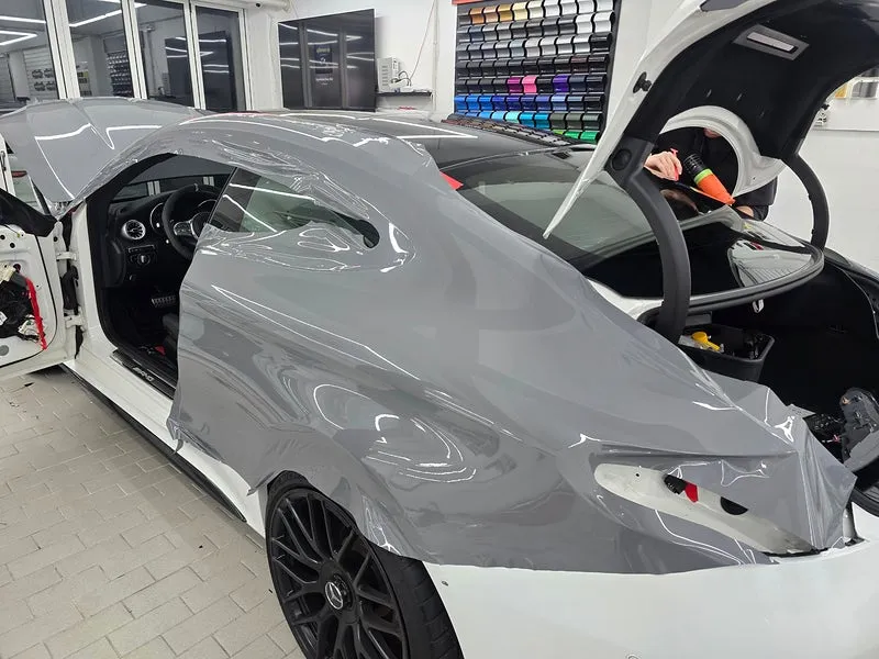 Mercedes-Benz C63 AMGのカーラッピング事例|ナardoグレー 施工写真 2-3