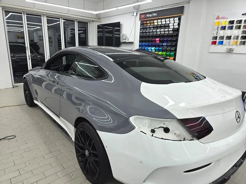 Mercedes-Benz C63 AMGのカーラッピング事例|ナardoグレー 施工写真 3-3