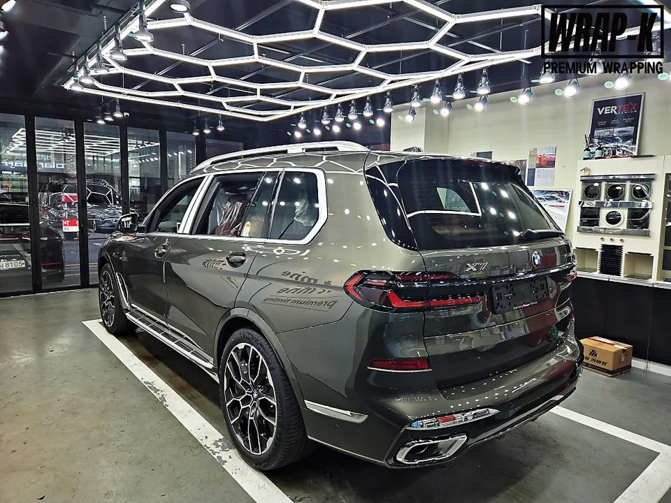BMW X7 vinyl wrap - BMW X7 Vinyl Wrap Review: Chrome Delete for Black Edition photo 3