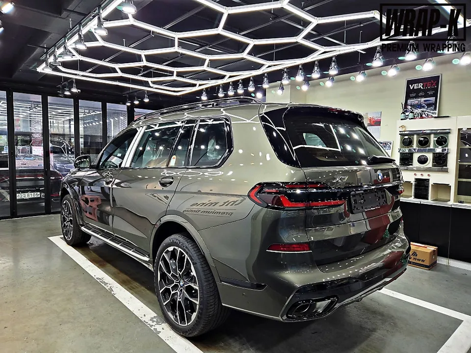 BMW X7 vinyl wrap - BMW X7 Vinyl Wrap Review: Chrome Delete for Black Edition photo 4