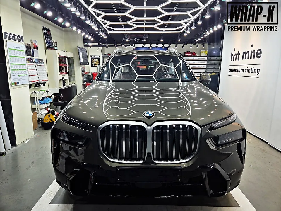 BMW X7 vinyl wrap - BMW X7 Vinyl Wrap Review: Chrome Delete for Black Edition photo 5