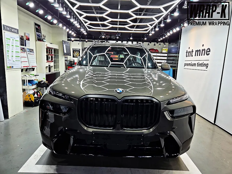 BMW X7 vinyl wrap - BMW X7 Vinyl Wrap Review: Chrome Delete for Black Edition photo 6