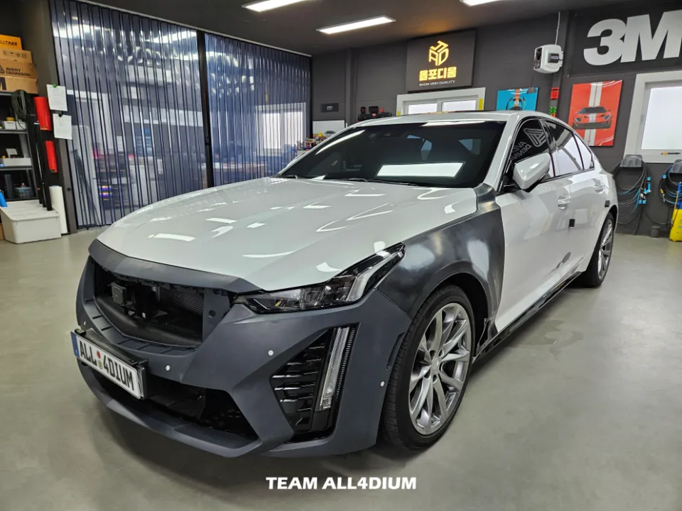 Cadillac CT5のカーラッピング事例|レッドで魅せるカスタム 施工写真 1-1