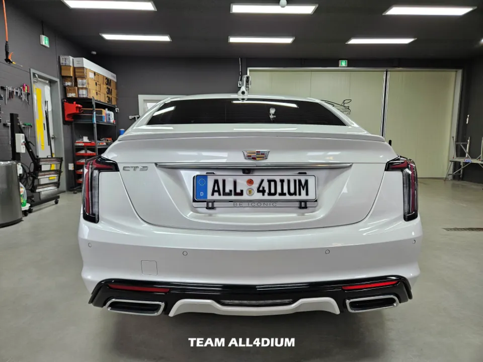Cadillac CT5のカーラッピング事例|レッドで魅せるカスタム 施工写真 2-1