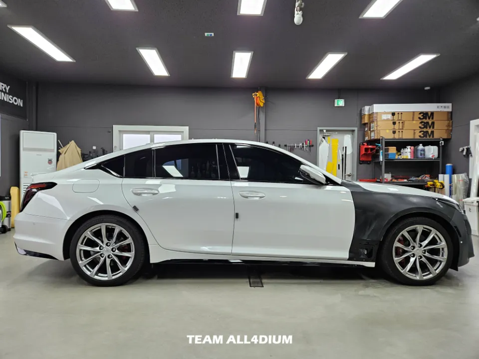 Cadillac CT5のカーラッピング事例|レッドで魅せるカスタム 施工写真 3-1