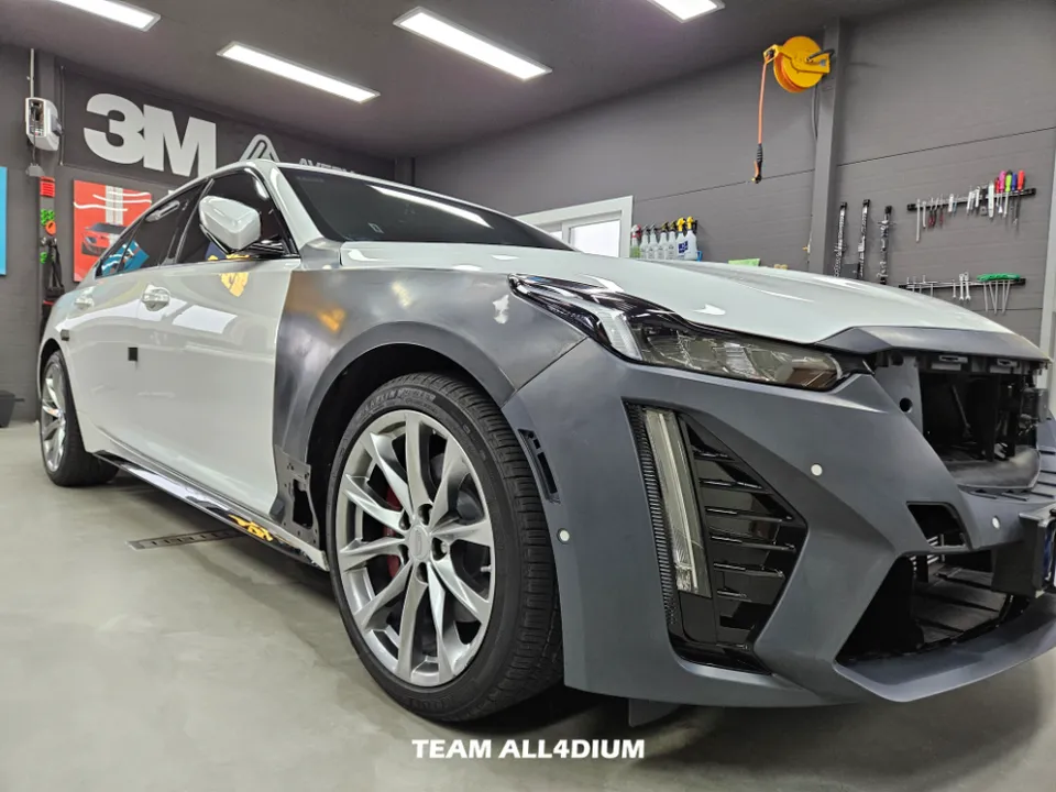 Cadillac CT5のカーラッピング事例|レッドで魅せるカスタム 施工写真 1-2