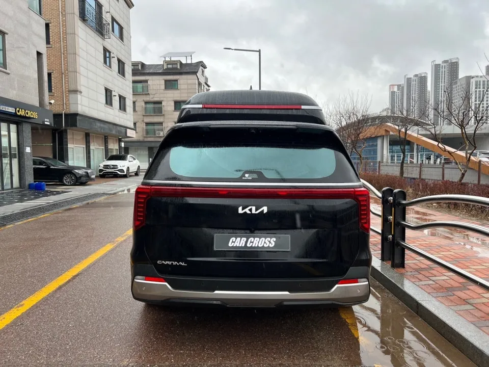 Kia Carnival YPのカーラッピング事例｜オールブラック化で印象激変 施工写真 3-1