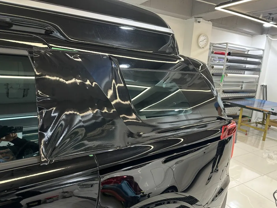 Kia Carnival YPのカーラッピング事例｜オールブラック化で印象激変 施工写真 3-3