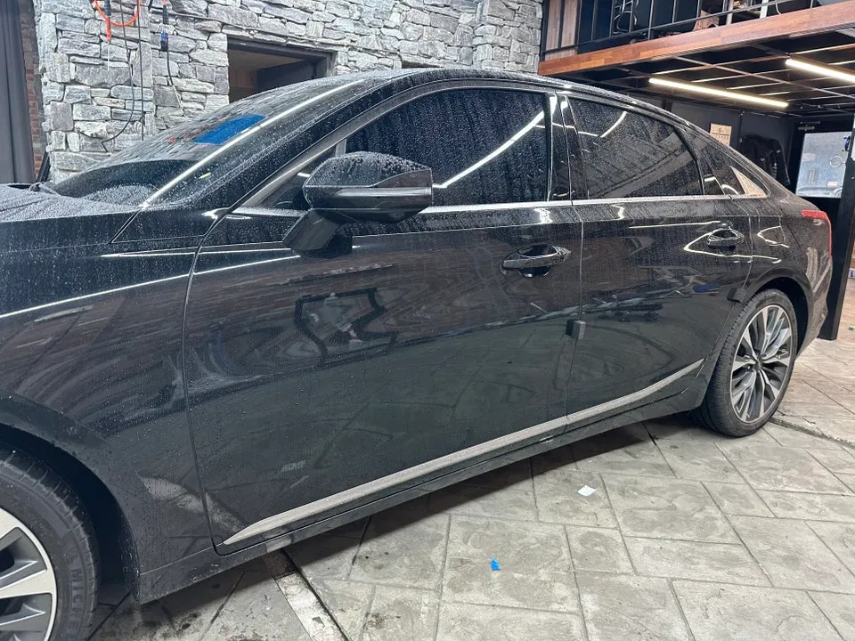 Kia K8 vinyl wrap - Kia K8 Vinyl Wrap Review: All-Black Chrome Delete for Sportiness photo 5