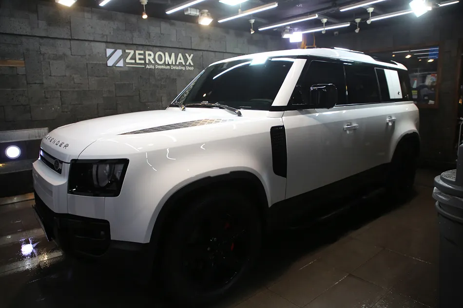 Land Rover Defender 110 vinyl wrap - Land Rover Defender 110 Vinyl Wrap Review: Perfected Black Pack T photo 3