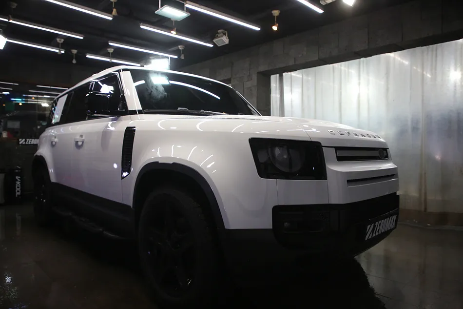 Land Rover Defender 110 vinyl wrap - Land Rover Defender 110 Vinyl Wrap Review: Perfected Black Pack T photo 4