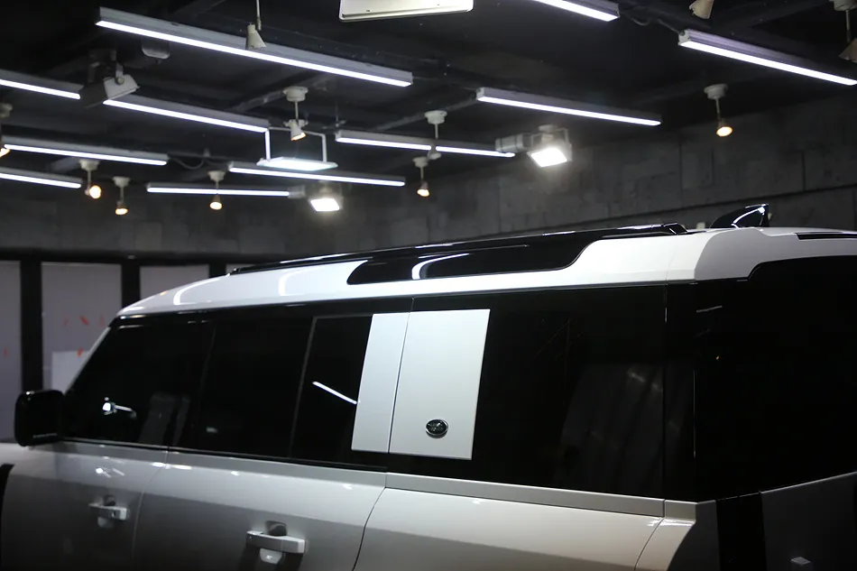 Land Rover Defender 110 vinyl wrap - Land Rover Defender 110 Vinyl Wrap Review: Perfected Black Pack T photo 5