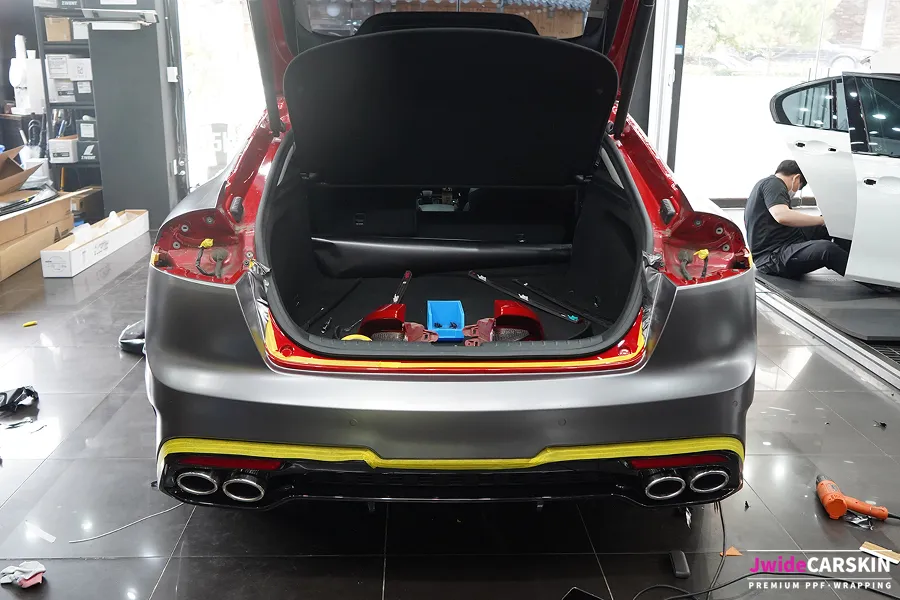 Kia Stingerのカーラッピング事例|3Mサテンダークグレー 施工写真 3-2