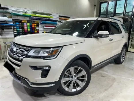 Ford Explorerのカーラッピング事例 施工写真 2-1