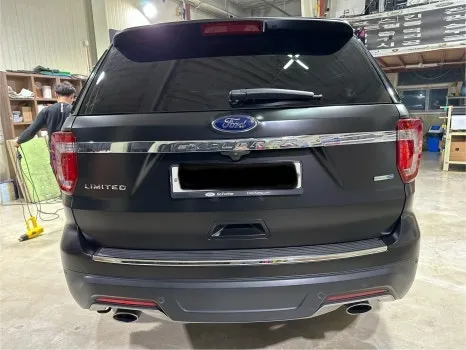 Ford Explorerのカーラッピング事例 施工写真 3-1