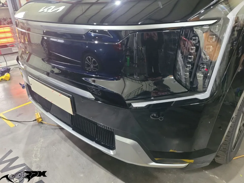 Kia EV9のカーラッピング事例|クロームパーツをブラックアウト 施工写真 3-1