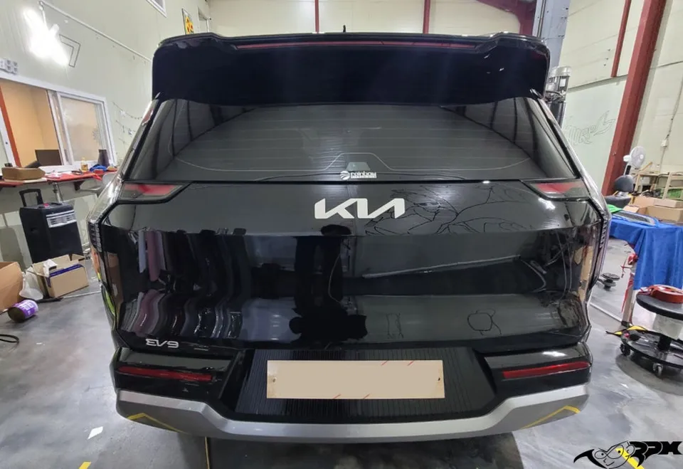 Kia EV9のカーラッピング事例|クロームパーツをブラックアウト 施工写真 3-2