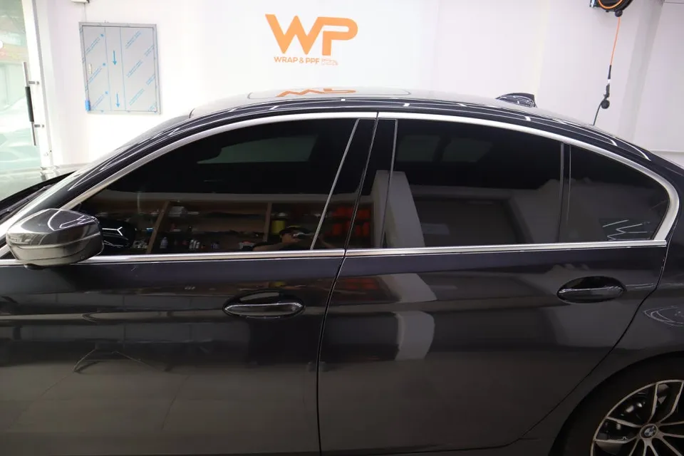 BMW 5 Series G30 カーラッピング事例：費用目安と仕上がり 施工写真 3-3