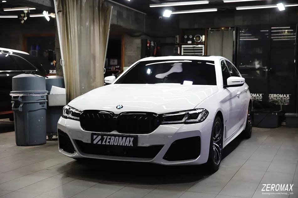 BMW 5 Seriesのカーラッピング事例|クロームをブラック化 施工写真 1-1