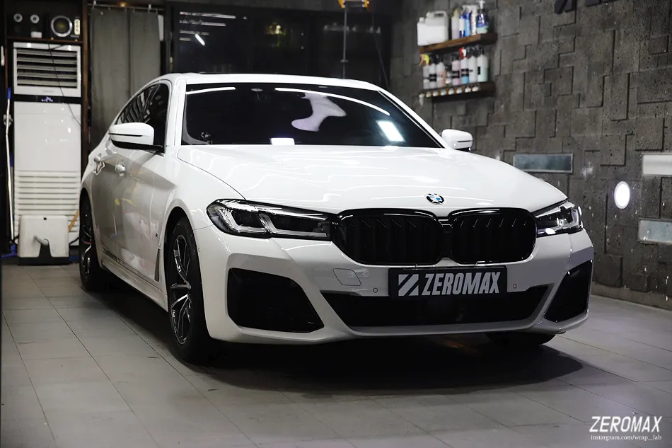 BMW 5 Seriesのカーラッピング事例|クロームをブラック化 施工写真 2-1