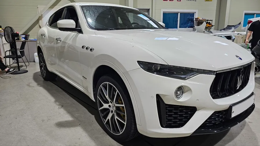 Maserati Levanteのカーラッピング事例|サテンパープル 施工写真 2-1