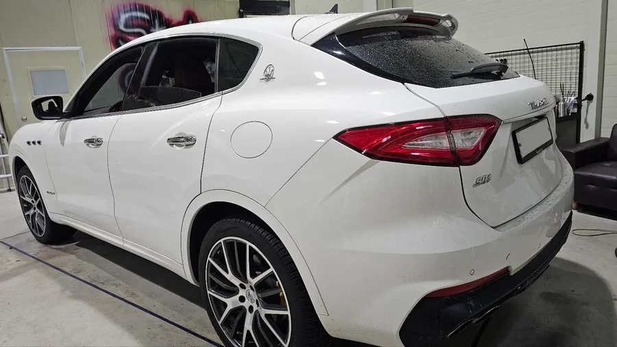 Maserati Levanteのカーラッピング事例|サテンパープル 施工写真 3-1