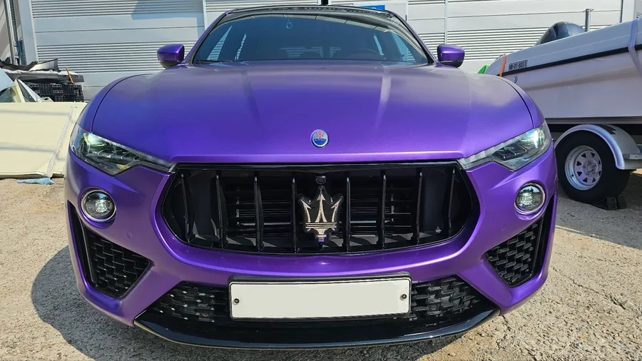 Maserati Levanteのカーラッピング事例|サテンパープル 施工写真 3-3