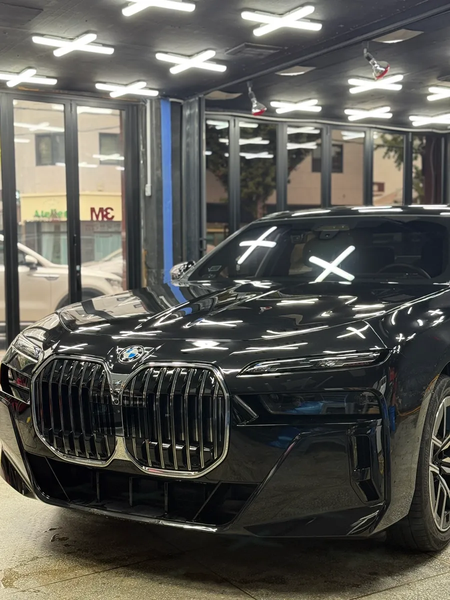 BMW 7 Seriesのカーラッピング事例|費用目安・仕上がり 施工写真 1-1