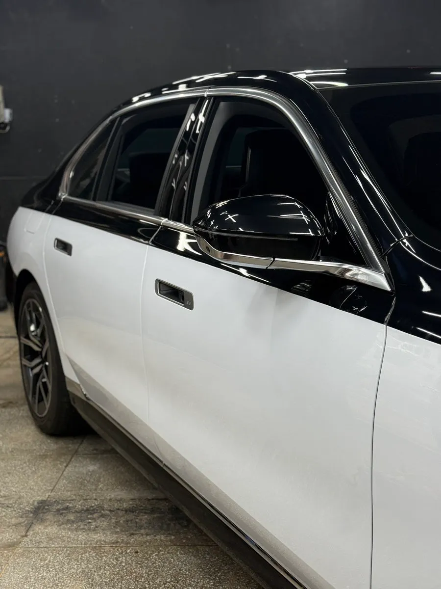 BMW 7 Seriesのカーラッピング事例|費用目安・仕上がり 施工写真 1-3