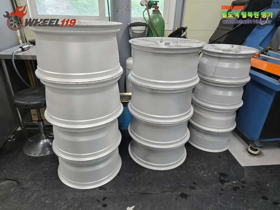 Porsche 911 wheel repair - Porsche 911 Wheel Refinishing Review: Satin Platinum Finish photo 3