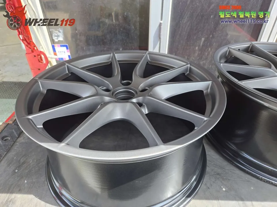 Porsche 911 wheel repair - Porsche 911 Wheel Refinishing Review: Satin Platinum Finish photo 6