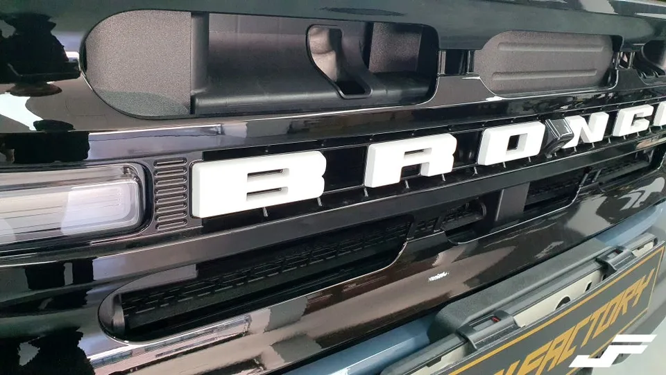 Ford Broncoのカーラッピング事例｜レトロクラシックな変身 施工写真 2-1