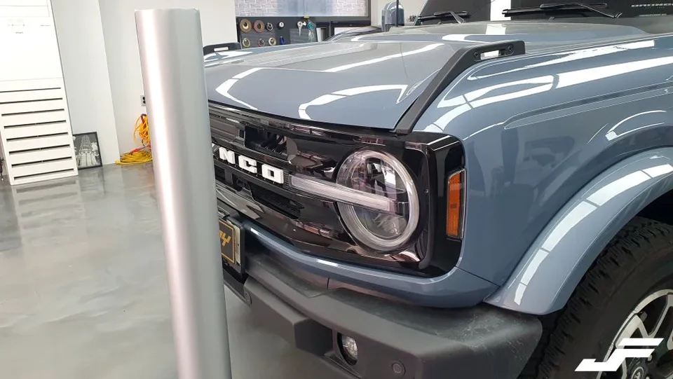 Ford Broncoのカーラッピング事例｜レトロクラシックな変身 施工写真 3-1