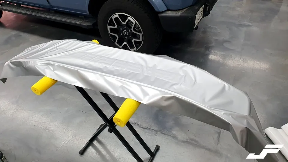Ford Broncoのカーラッピング事例｜レトロクラシックな変身 施工写真 2-2