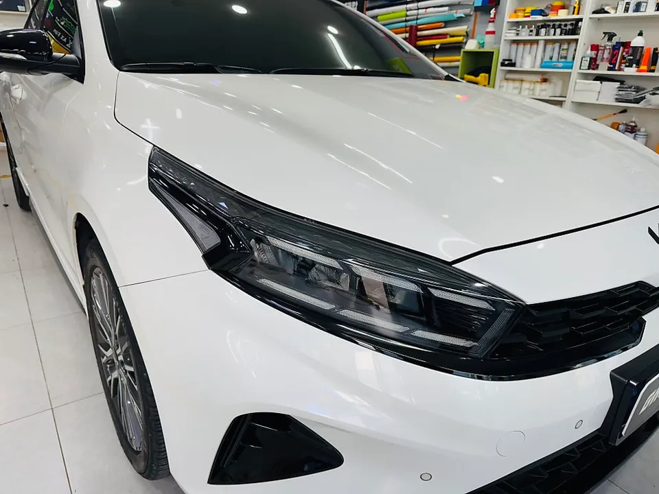 Kia K3のPPF施工事例|ルーフトップとヘッドライト 施工写真 3-1