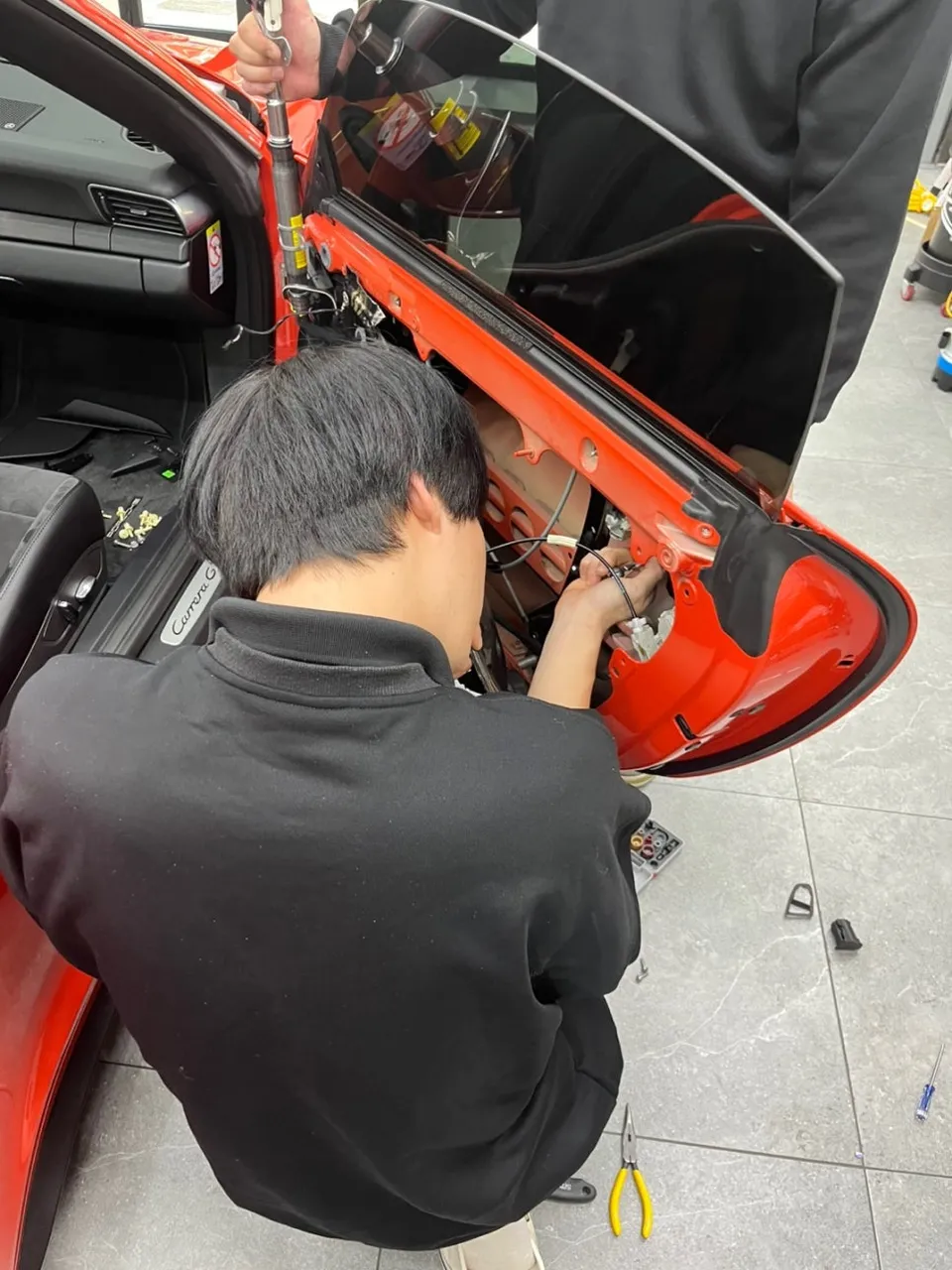 Porsche 911 vinyl wrap - Porsche 911 GTS Vinyl Wrap Review: Piano Black Finish photo 5
