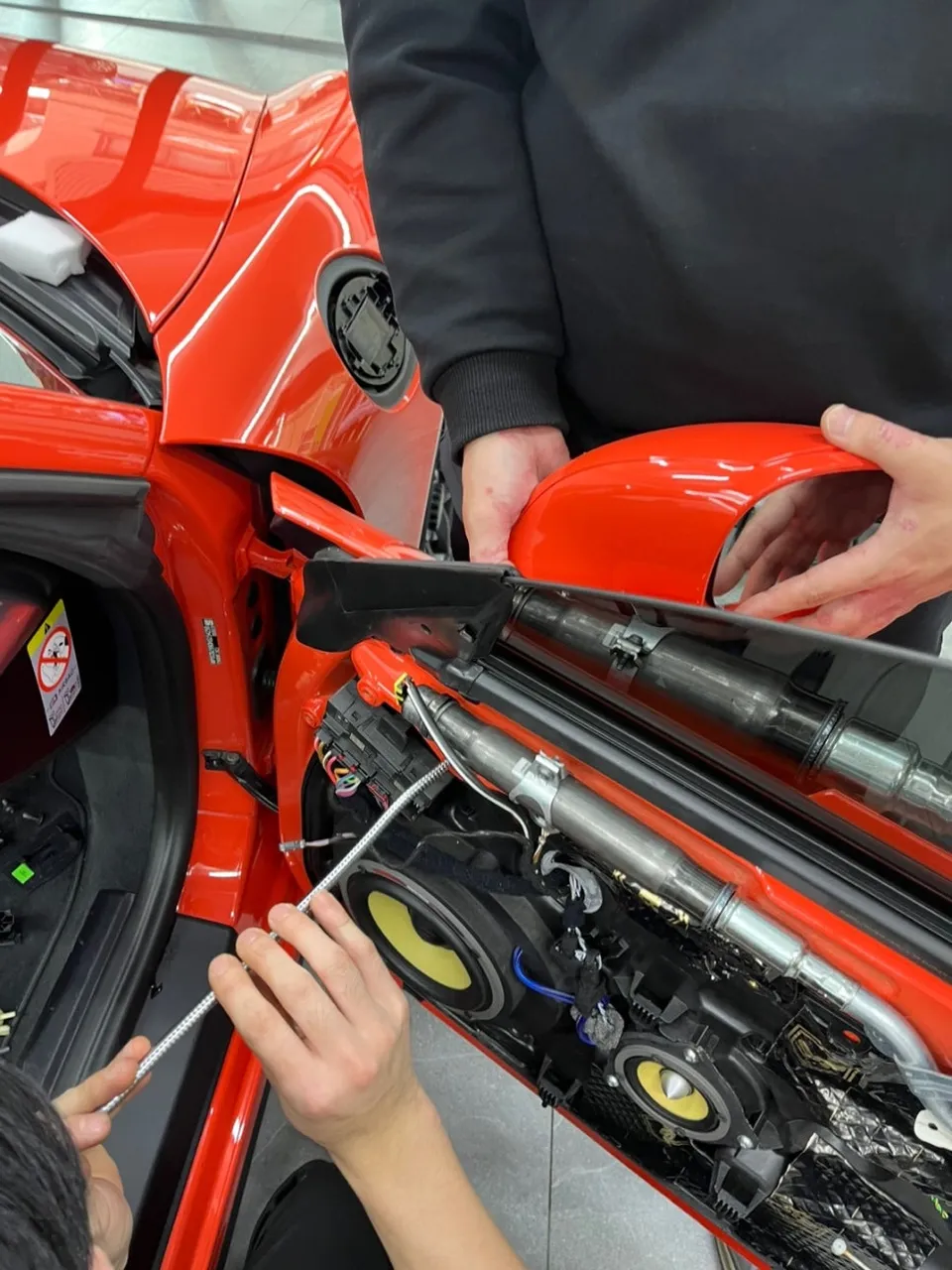 ポルシェ 911 GTS カーラッピング事例｜ピアノブラックの高級感 施工写真 4-2