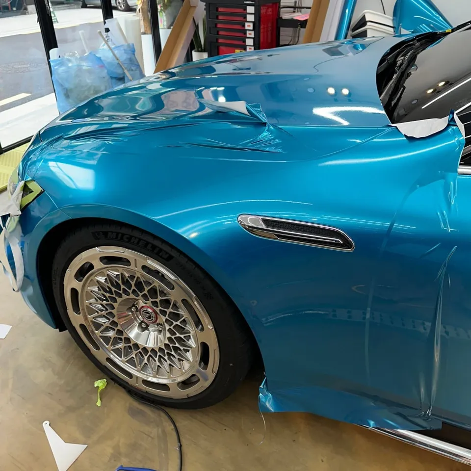 Mercedes-Benz AMG GT 43のカーラッピング事例｜ロングビーチブルー 施工写真 3-2