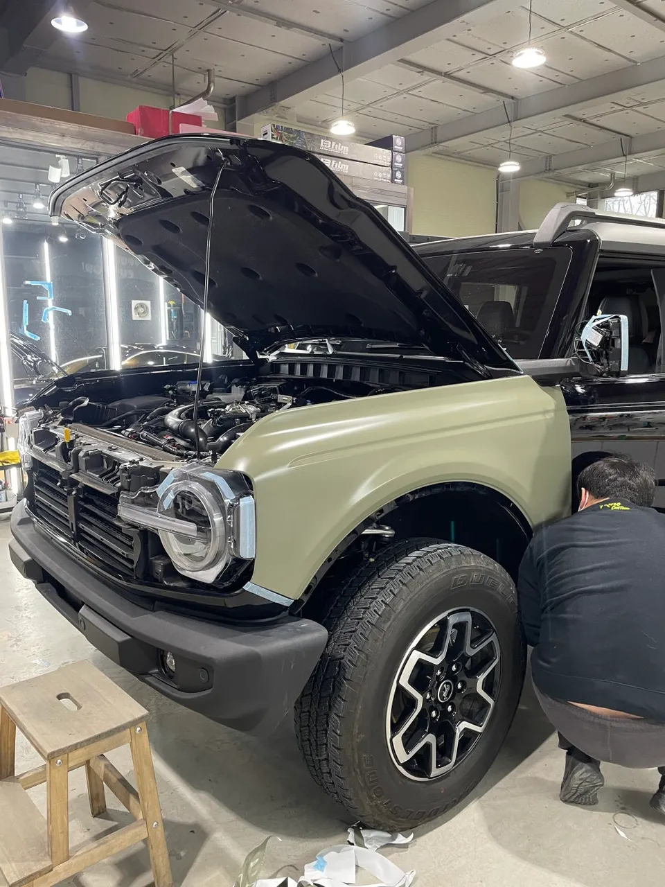 Ford Broncoのカーラッピング事例|サテンカーキグリーン 施工写真 1-1