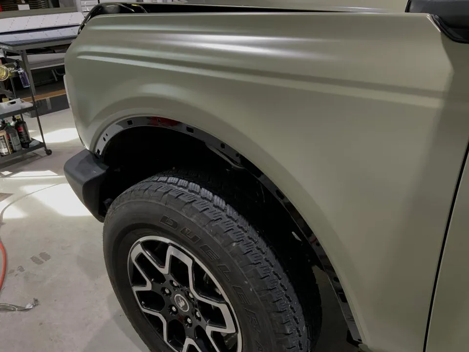 Ford Broncoのカーラッピング事例|サテンカーキグリーン 施工写真 2-1
