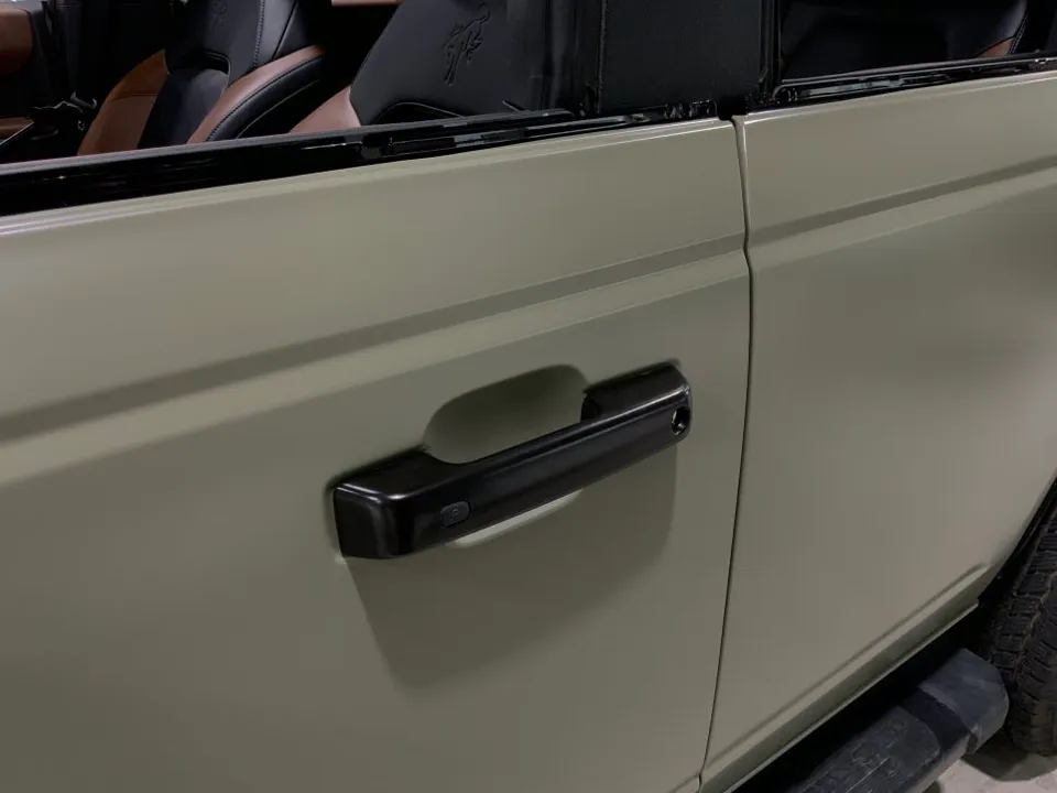 Ford Broncoのカーラッピング事例|サテンカーキグリーン 施工写真 3-1