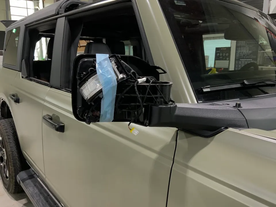 Ford Broncoのカーラッピング事例|サテンカーキグリーン 施工写真 1-2