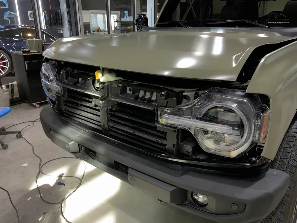 Ford Broncoのカーラッピング事例|サテンカーキグリーン 施工写真 2-2