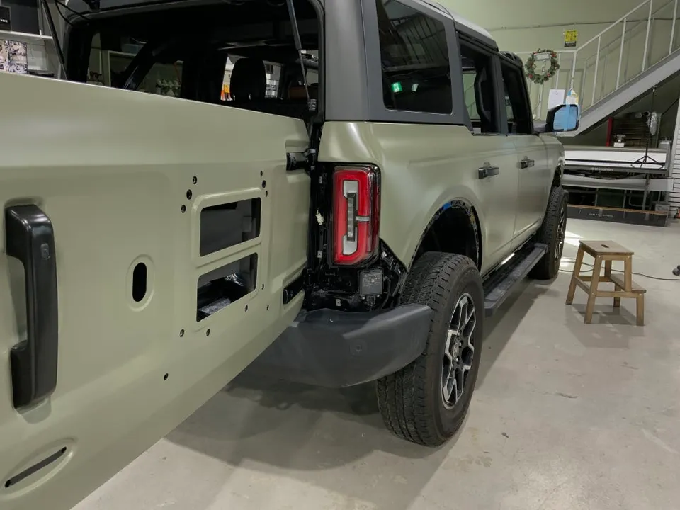 Ford Broncoのカーラッピング事例|サテンカーキグリーン 施工写真 2-3
