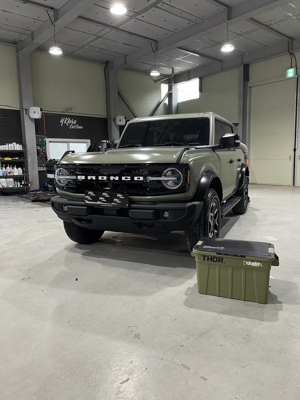 Ford Broncoのカーラッピング事例|サテンカーキグリーン 施工写真 3-3