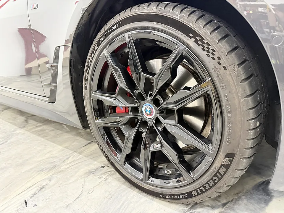 BMW i4のホイールラッピング事例｜費用目安・仕上がり 施工写真 2-2